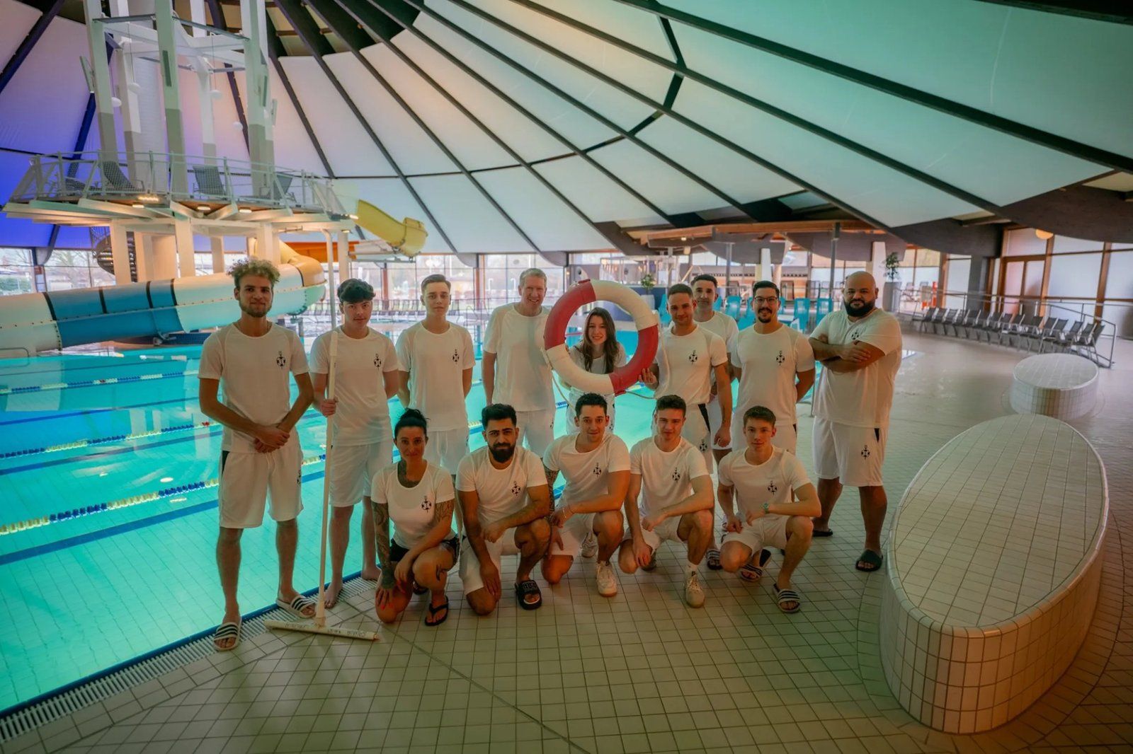 Das Poseidon-Team in einer Schwimmhalle