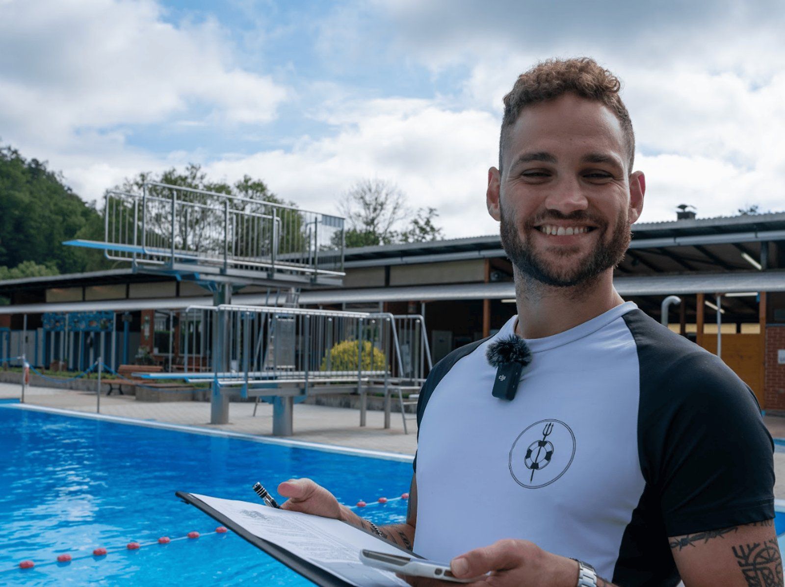 Mitarbeiter mit Klemmbrett im Freibad