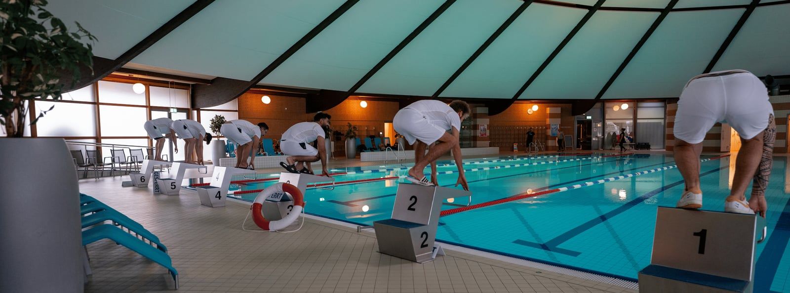 Poseidon-Rettungsschwimmer in einer Schwimmhalle